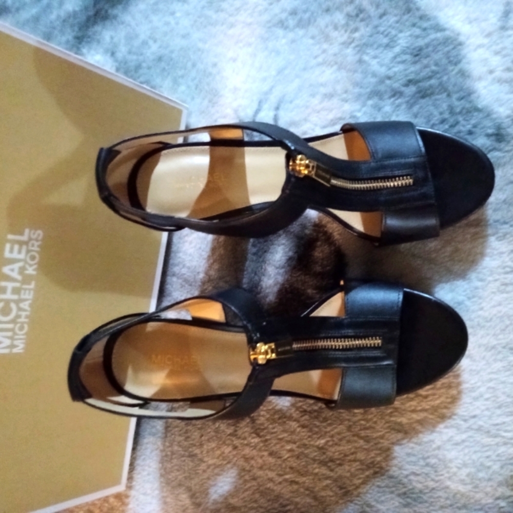 👀Michael Kors heels size 8.5 black leather. Very stylish, Wear Year Round